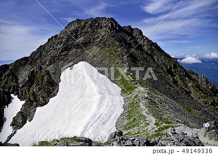 槍穂縦走路：槍ヶ岳方面から中岳を望む 49149336