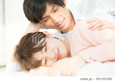 夫婦と赤ちゃん 夫婦と赤ちゃん 49149380