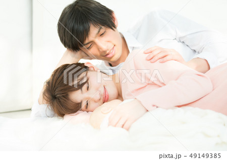 夫婦と赤ちゃん 夫婦と赤ちゃん 49149385