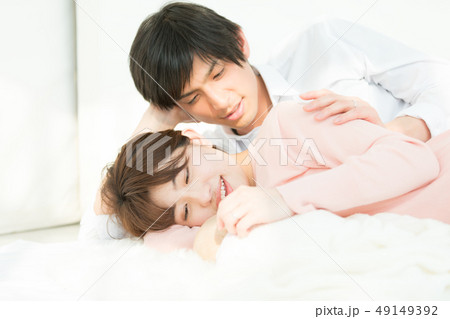 夫婦と赤ちゃん 49149392