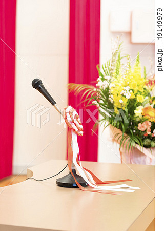 卒業式 会場（演台 マイク 壇上花） 49149979