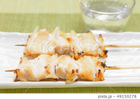 おいしい焼鳥（なんこつ串）と日本酒 49150278