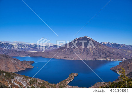半月山展望台から見た残雪の残る男体山と八丁出島、中禅寺湖 半月山展望台から見た残雪の残る男体山と八丁出島、中禅寺湖 49150892