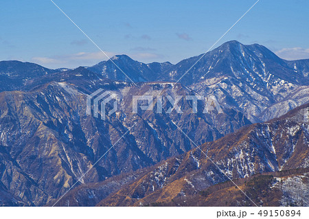 日光 半月山展望所から残雪の西側の山々（皇海山等）眺望 49150894