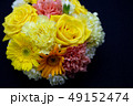 黄色い花の母の日ラウンドフラワーアレンジメント 49152474