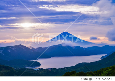 《神奈川県》箱根から、梅雨の晴れ間の富士山 《神奈川県》箱根から、梅雨の晴れ間の富士山 49152721