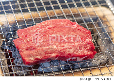 焼鳥・焼肉_おひとりさまの炭火焼き（炭焼き・網焼き・七輪・一人・宅飲み・バーベキュー・BBQ・焼肉 49153164