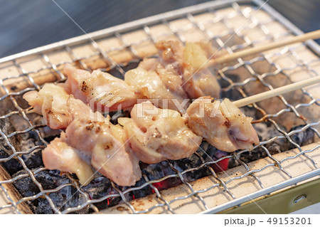 焼鳥 焼肉 おひとりさまの炭火焼き 炭焼き 網焼き 七輪 一人 宅飲み バーベキュー q 焼肉の写真素材