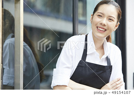 女性 カフェ 店員の写真素材