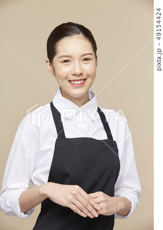 女性　カフェ　店員 49154424