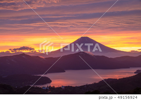 《神奈川県》箱根から、梅雨の晴れ間の富士山 夕景 《神奈川県》箱根から、梅雨の晴れ間の富士山 夕景 49156924