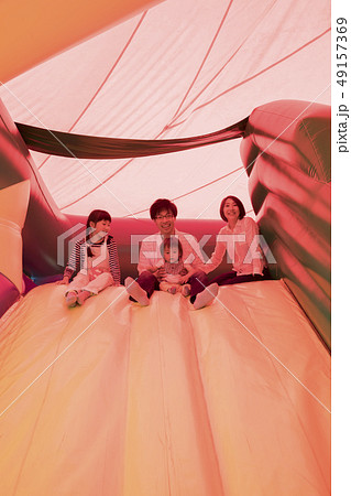 遊園地のエアー遊具で遊ぶ親子 49157369