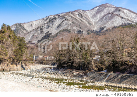 白川郷庄川と雪山 49160965