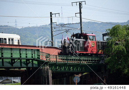 春の新緑 嵯峨野トロッコ列車とJR列車 亀岡駅 春の新緑 嵯峨野トロッコ列車とJR列車 亀岡駅 49161448