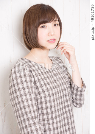 ワンピースの女性 49161759
