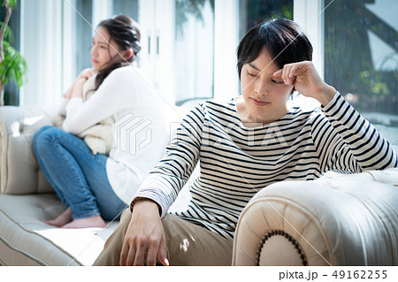 夫婦喧嘩　怒る　険悪　不満　カップル 49162255