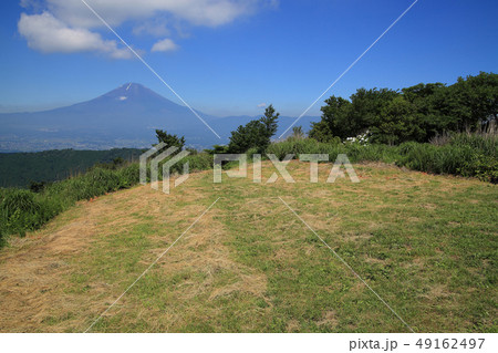 神奈川県南足柄市の矢倉岳山頂から見る夏の富士山 49162497