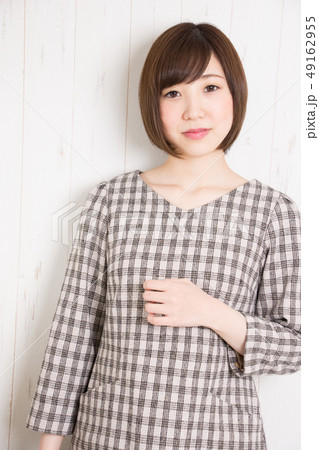 ワンピースの女性 49162955