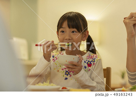 家族 夕食 49163243