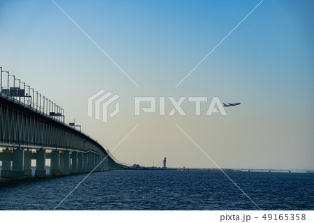 関西空港連絡橋と飛行機 49165358