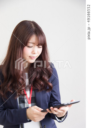タブレットを持つ女性 タブレットを持つ女性 49166552