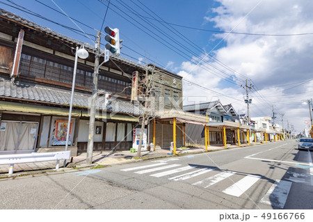 新潟市南区(旧白根) の妻入りと平入の混在する町屋と雁木の街並み 新潟市南区(旧白根) の妻入りと平入の混在する町屋と雁木の街並み 49166766