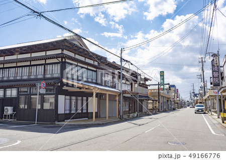 新潟市南区(旧白根) の妻入りと平入の混在する町屋と雁木の街並み 49166776