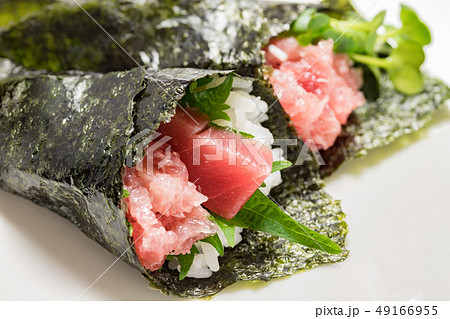 マグロの手巻き寿司の写真素材