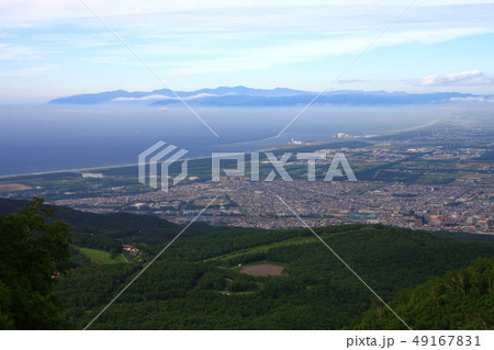 手稲山から見る霧の石狩湾と増毛山地 手稲山から見る霧の石狩湾と増毛山地 49167831