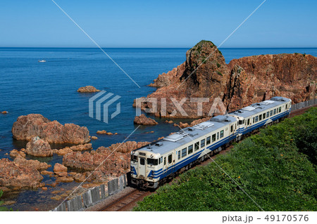 海沿いを行く五能線 海沿いを行く五能線 49170576