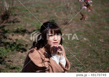 桜と女性 49170749