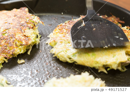 お好み焼きをホットプレートで焼く お好み焼きをホットプレートで焼く 49171527