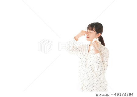 鼻血を出す女性 49173294