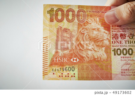 香港ドル紙幣を持つ男性の手 香港ドル紙幣を持つ男性の手 49173602