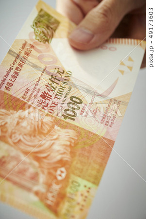 香港ドル紙幣を持つ男性の手 香港ドル紙幣を持つ男性の手 49173603