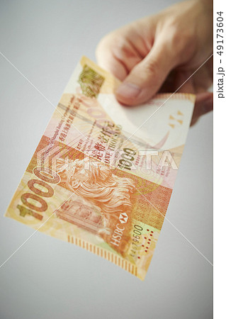 香港ドル紙幣を持つ男性の手 香港ドル紙幣を持つ男性の手 49173604
