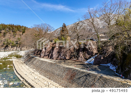 白川郷庄川と雪山 49175493