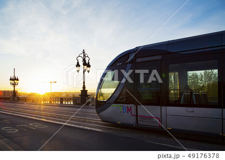 ピエール橋とトラム 49176378