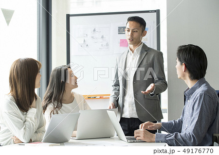 ビジネスミーティング　オフィス　会議シーン 49176770
