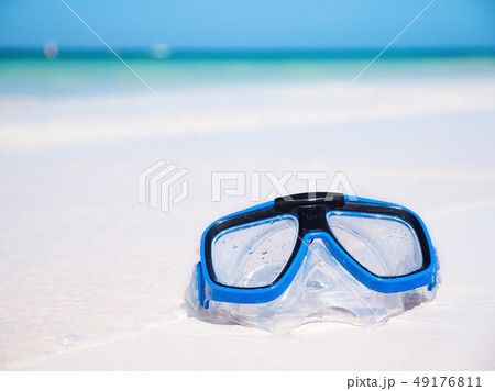Scuba mask beach 49176811