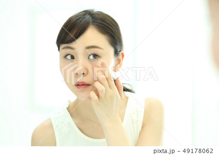 コンタクトレンズを入れる コンタクトレンズを入れる 49178062