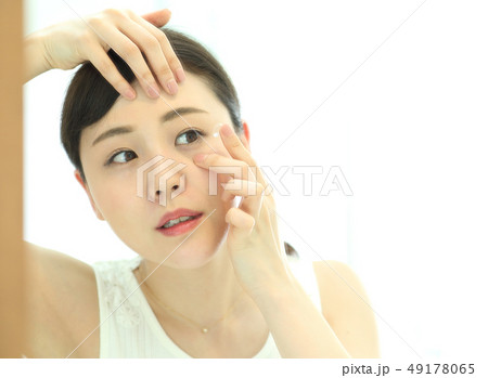 コンタクトレンズを入れる 49178065