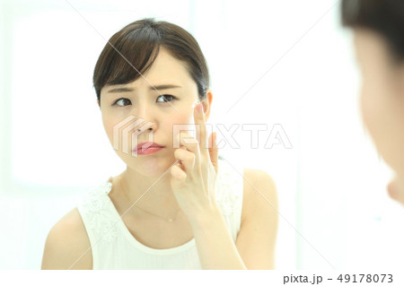 コンタクトレンズを入れる 49178073