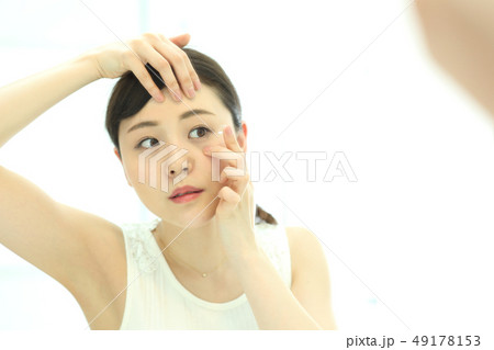 コンタクトレンズを入れる 49178153