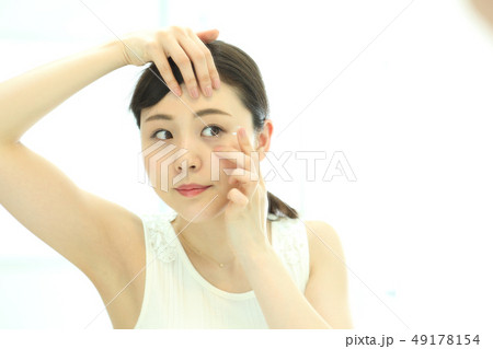 コンタクトレンズを入れる 49178154