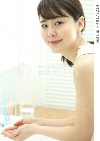 顔を洗う女性 49178214