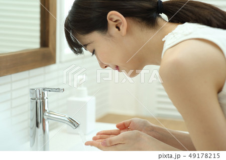 顔を洗う女性 顔を洗う女性 49178215