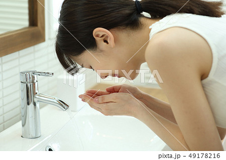 顔を洗う女性 顔を洗う女性 49178216