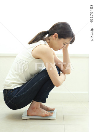 体重計にのる女性 体重計にのる女性 49179408