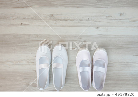 室内で履く子供用の靴 49179820